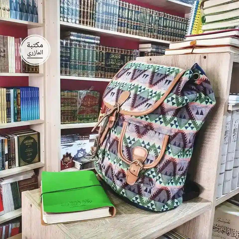 حقيبة مدرسية زاهية الألوان