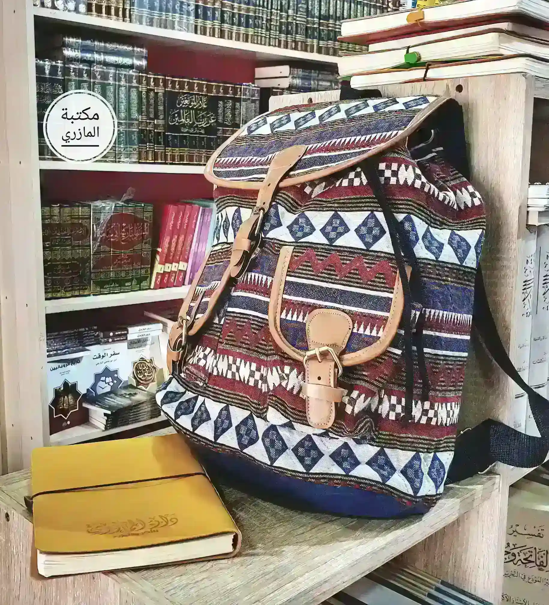 حقيبة ظهرية زرقاء مزركشة